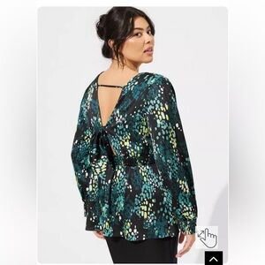 💚 NWT Torrid Black, Teal & green Blouse. Super-flattering and versatile.